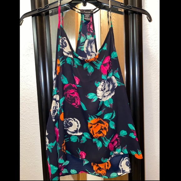 Pretty floral top - Picture 1 of 3